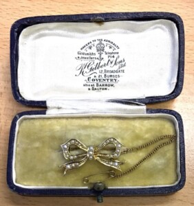 Ribbon Brooch with Pearls